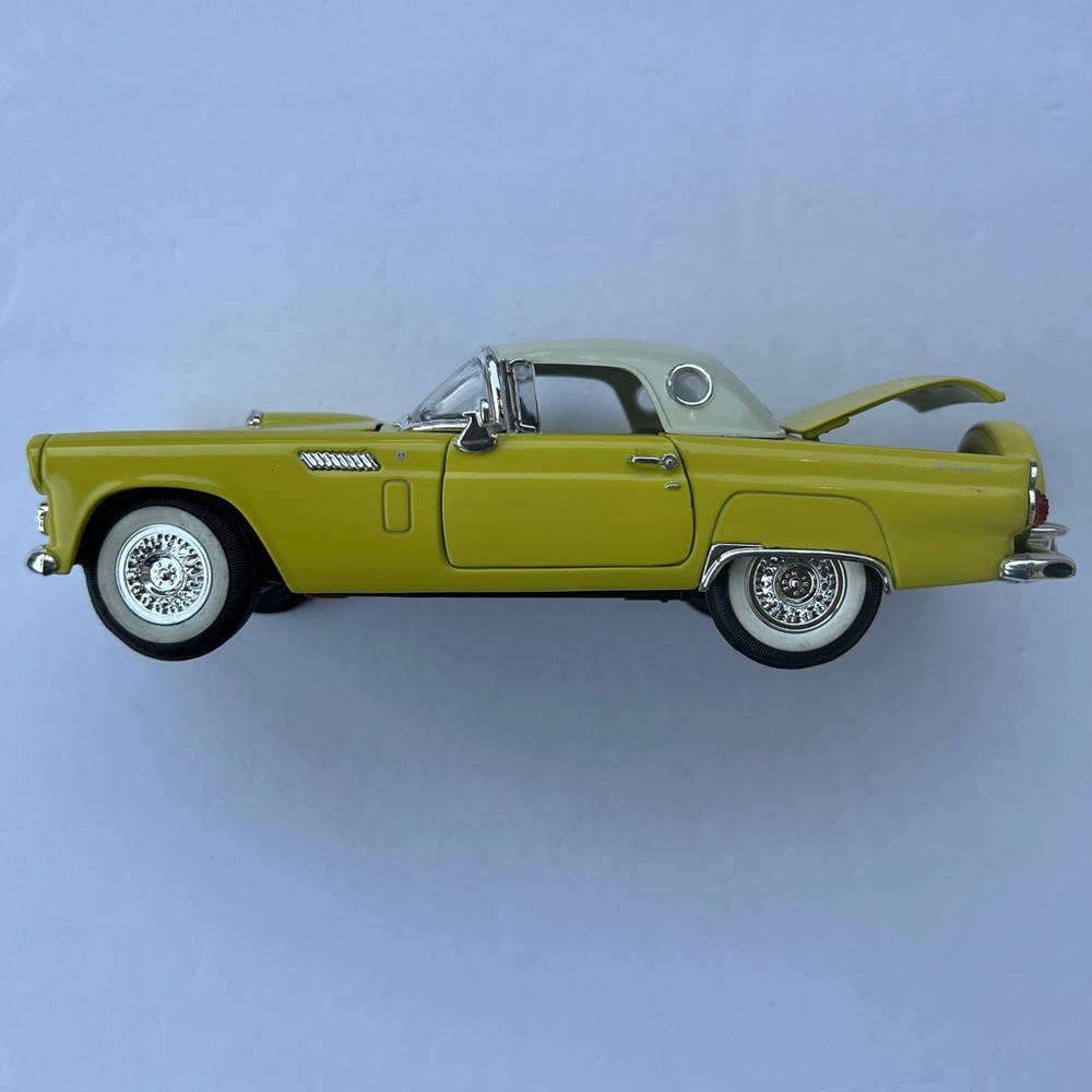Unique Replicas 1956 Ford ThunderBird 1:24 Scale No. UR-00781-2